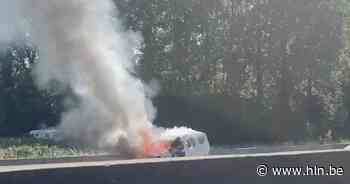 Auto in brand op E40 tussen Ternat en Groot-Bijgaarden - Het Laatste Nieuws