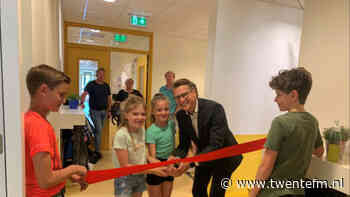 Wethouder Van Essen opent expositie gelukskistjes - Twente FM