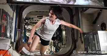 ISS Astronaut Pulls Off Perfect 'Gravity' Cosplay in Space     - CNET