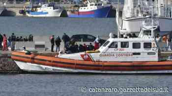 Crotone, sbarco a Le Cannella di Isola Capo Rizzuto: imbarcazione con 82 migranti - Gazzetta del Sud - Edizione Catanzaro, Crotone, Vibo