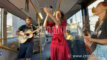 Crotone, a bordo del Bus Sing con Maria Teresa Manica, Anna Rizzo e Mikyta Tortora ~ CrotoneOk.it - CrotoneOK.it