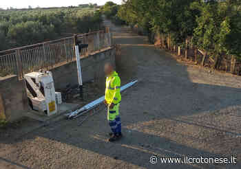 Sbarra passaggio a livello divelta, rallentamento treni da Crotone e Catanzaro - Il Crotonese