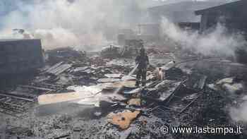 Incendio distrugge il capannone di una falegnameria a Canelli - La Stampa