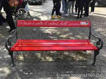 Inaugurata in piazza Matteotti a Guastalla la «panchina rossa» - Bologna 2000
