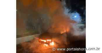 IMBITUBA: Carro é consumido pelo fogo em plena na BR-101; incêndio teve início com condutor ainda dentro do veículo - Portal AHora
