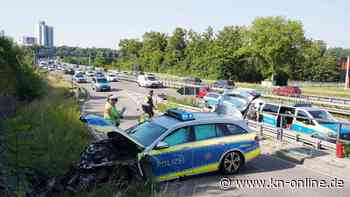 Drei Polizisten bei Verfolgungsfahrt verletzt - Fluchtauto entkommt