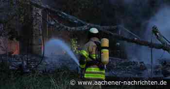 Übergreifen auf den Wald verhindert: Großaufgebot der Feuerwehr löscht brennende Lagerhalle im Camp Hitfeld