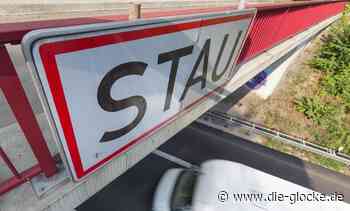 Transporter kippt auf Autobahn 44 bei Soest um - Die Glocke