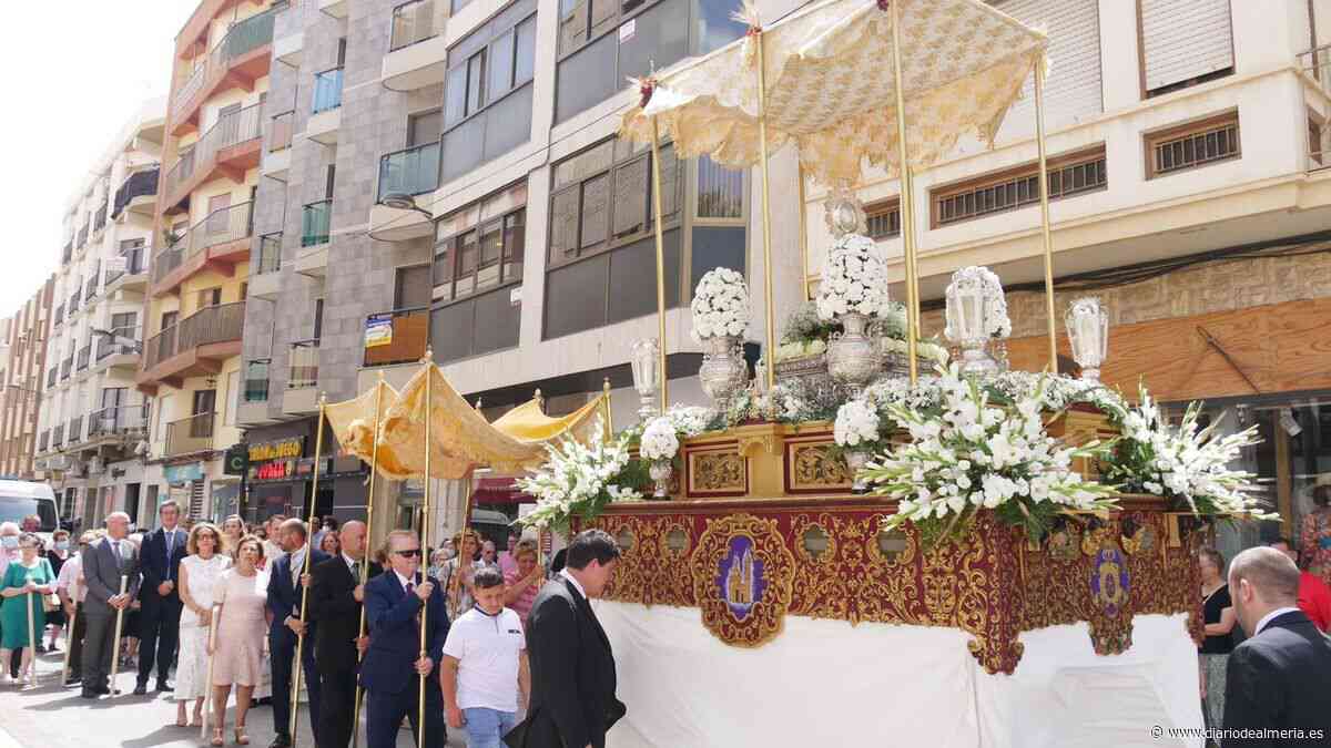 Adra celebra la festividad del Corpus Christi con una misa y una procesión - Diario de Almería