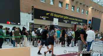Manca personale di terra in aeroporto, al Marco Polo passeggeri in coda - ilgazzettino.it