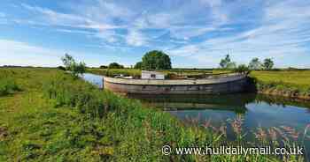 Boat gets stuck fast and blocks River Hull - Hull Live