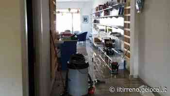 Allagamenti misteriosi nella libreria, dai clienti una raccolta fondi - Il Tirreno