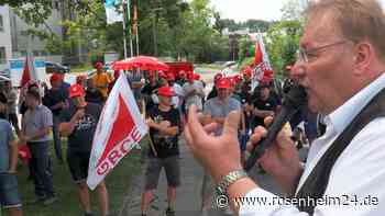 Mit Trillerpfeifen für mehr Geld: 70 Mitarbeiter demonstrieren beim RKW für bessere Konditionen