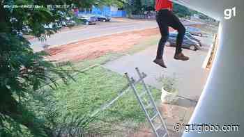 Vídeo: escada escorrega e trabalhador fica pendurado no telhado na fronteira com o Paraguai - Globo.com