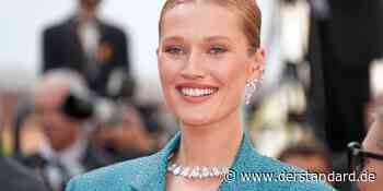 Toni Garrn und Alex Pettyfer feiern auf Paros Hochzeit - DER STANDARD