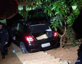 Suspeitos descem escada com carro roubado durante perseguição em Salto; dois fugiram - Globo