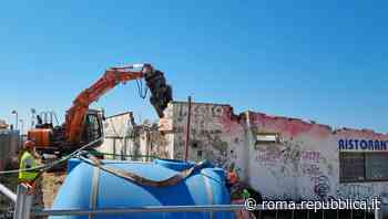 Demolito l'ecomostro "Piccolo Porto" a Torvaianica: al suo posto un lido ecosostenibile - Repubblica Roma