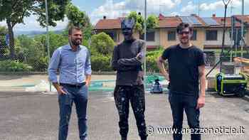 Andrea Crespi e Manu Invisible, gli street artist all'opera nel campetto da basket di Bibbiena - ArezzoNotizie