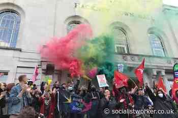 Delivery riders protest to stop police raids in Hackney - Socialist Worker