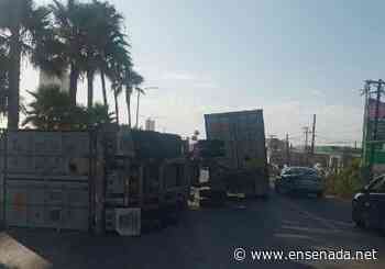 Volcó un trailer en el Sauzal sobre la carretera - Ensenada.net