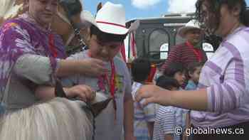Pop-up stampede welcomes Calgary’s newest immigrants - Global News