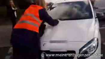 Mercedes-Fahrer schiebt Klimaaktivistin vor sich her – Video dokumentiert den Vorfall