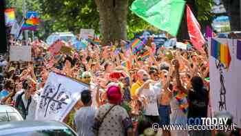 In centinaia per le strade della città: c'è la prima sfilata del Lecco Pride - LeccoToday