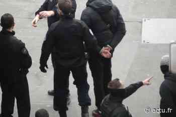 Armes de guerre, drogue, billets : un énorme trafic découvert près de Lyon - actu.fr