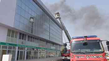 Pisa, incendio a Ospedaletto, evacuati uffici in via Antonio Meucci - LA NAZIONE