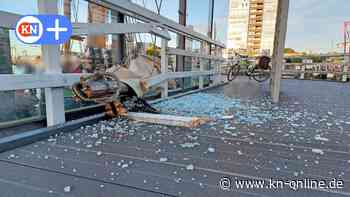 Traditionssegler mit Maschinenschaden rammt in Kiel die Bahnhofsbrücke