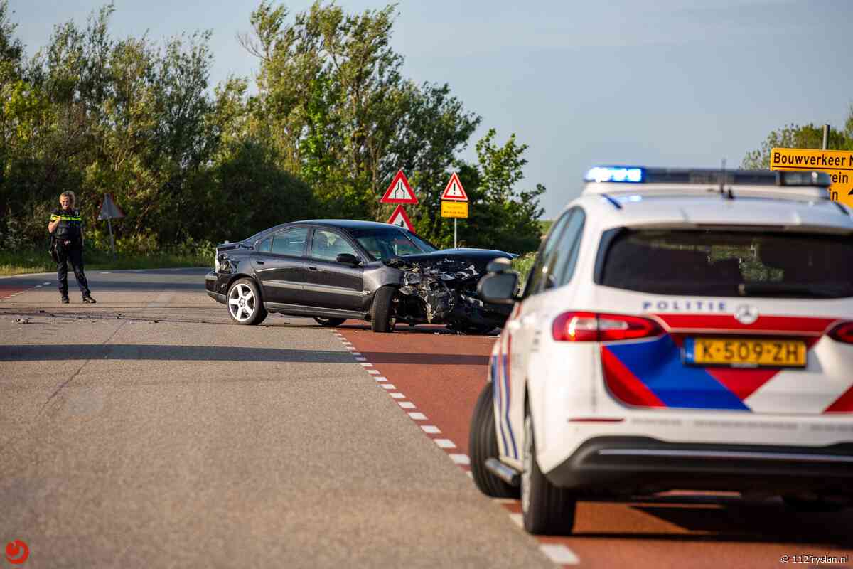 Veel schade bij aanrijding met twee voertuigen bij Cornwerd - 112 Fryslân