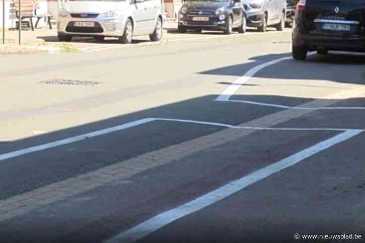 Parkeervakken in midden van de weg moeten auto’s trager doen rijden, maar leiden tot verwarring: “Ideaal en mooi? Dat zeker niet”