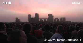 Solstizio d’estate, lo spettacolo dell’alba a Stonehenge: la folla si riunisce per vedere il sole… - Il Fatto Quotidiano