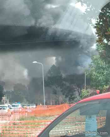 Panico tra Casalnuovo-Acerra, a fuoco un deposito di demolizioni auto: la situazione - Minformo