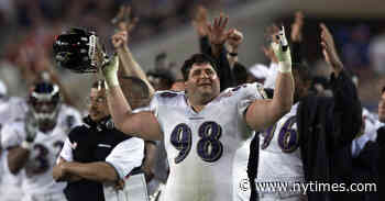 Tony Siragusa, a Defensive Lineman Known as Goose, Dies at 55