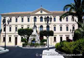 Rissa tra giovani a Locri, coltellate davanti al palazzo municipale - calabriadirettanews