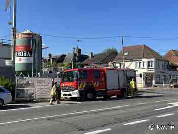 Verkeershinder nadat vrachtwagen stroomkabel afrukt aan werf op Staatsbaan in Kortemark - KW.be - KW.be