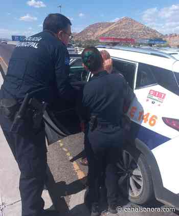 Policías de Hermosillo auxilian a mujer que intentaba arrojarse de... - CanalSonora.com