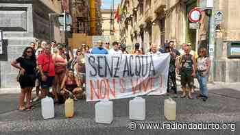 CATANIA: “SENZ'ACQUA NON SI VIVE!”. PRESIDIO CONTRO IL RISCHIO DISTACCO PER L'OCCUPAZIONE ABITATIVA DI VIA CALATABIANO - Radio Onda d'Urto