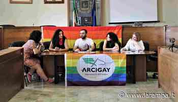 Presentato l'Aversa Pride: il programma e il percorso della manifestazione arcobaleno - La Rampa