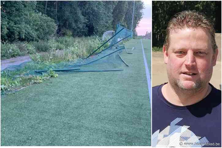 Vandalen stelen bulldozer met ‘MacGyver’-trucje en gaan joyriden op voetbalvelden: “Omheining en doelen aan flarden en een scheur in de grasmat, de schade beloopt ruim 25.000 euro”
