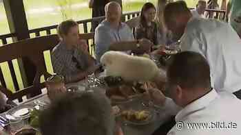 Dinner mit Tier | Diktator lässt Hund auf den Tisch - BILD