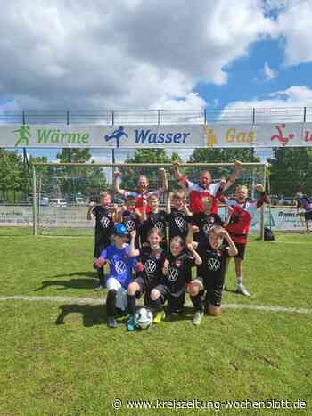 Neun junge Fußballer im Glück: JFV Buxtehude ist beim Sparkassen-Cup beim Endspiel dabei - Buxtehude - Kreiszeitung Wochenblatt