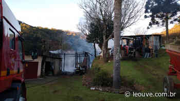 Incêndio consome dois pavilhões no bairro São Cristóvão em Flores da Cunha - Portal Leouve