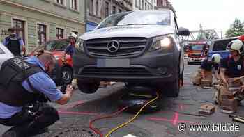 Unfall in Dresden: Fußgängerin (20) unter Kleintransporter eingeklemmt | Regional - BILD