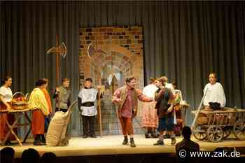 London im 16. Jahrhundert: Achtklässler der Waldorfschule Balingen führen Theaterstück auf - Zollern-Alb-Kurier