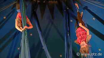 Kopfstand auf Füßen im Zelt des Jenaer MoMoLo-Zirkus