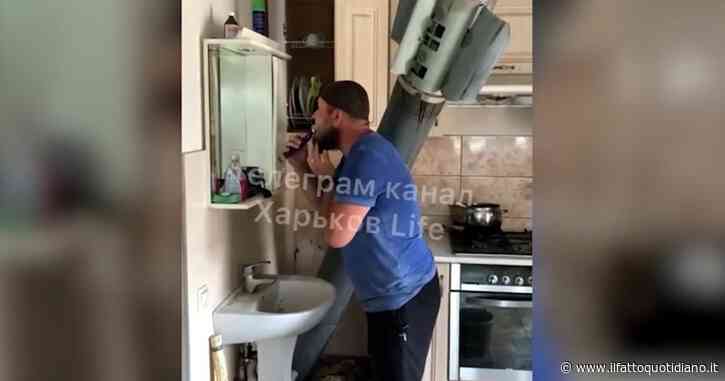 Ucraina, l’uomo che convive tutti i giorni con il missile russo che gli è piombato in casa