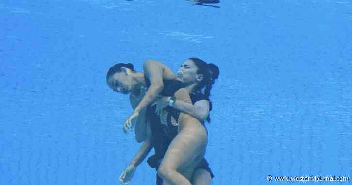 US Swimmer Passes Out in Pool at World Championships, Forcing Her Coach to Make a Dramatic Rescue