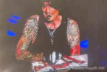Watch: MÖTLEY CRÜE's TOMMY LEE Throws Ribs Into The Crowd During Washington, D.C. Concert